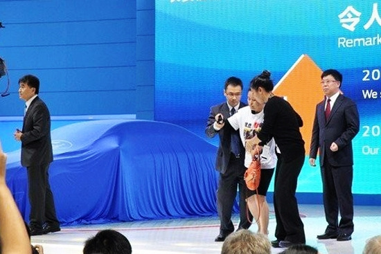 廣州車(chē)展“維權(quán)門(mén)”頻現(xiàn)開(kāi)幕4日現(xiàn)3起維權(quán)事件