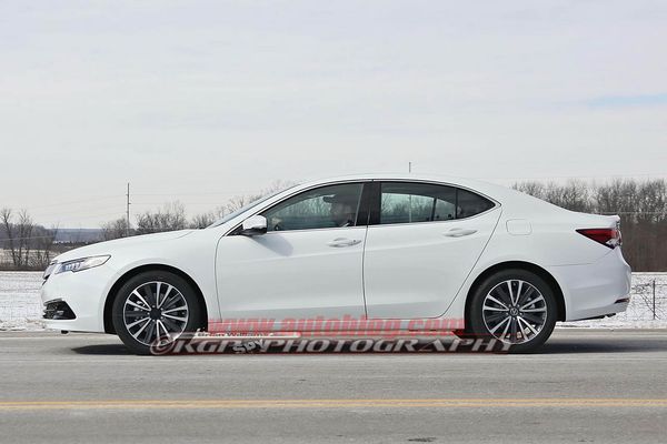 量產(chǎn)版謳歌TLX低偽照 年內(nèi)上市/將取代TL